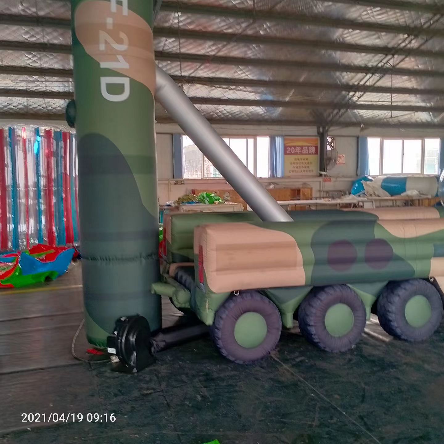 岳西军事演习中的充气目标车辆：模拟发射车雷达车坦克飞机